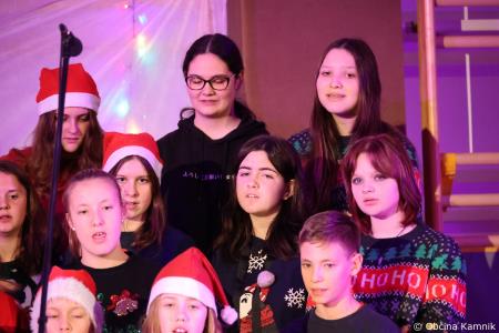 Miklavžev koncert na Osnovni šoli Toma Brejca napolnil telovadnico do zadnjega kotička (8)